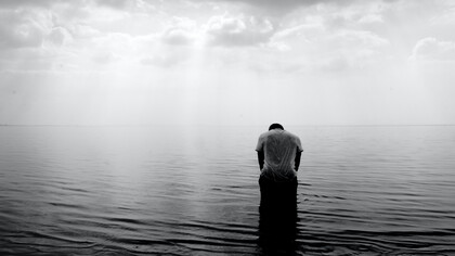 Persona in riva al mare. Ero dentro e fuori, contemporaneamente incantato e respinto dall’inesauribile varietà della vita