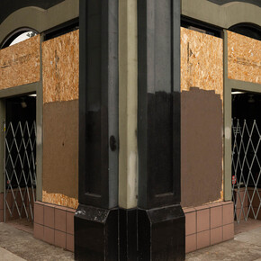 Carrie Mae Weems, Painting the town #1 (detail), 2021, pigment print 57-7/8 x 86-3/4 inches (image, sheet & mount). © Carrie Mae Weems. Courtesy of the artist and Gladstone Gallery, New York, Fraenkel Gallery, San Francisco, and Galerie Barbara Thumm, Berlin