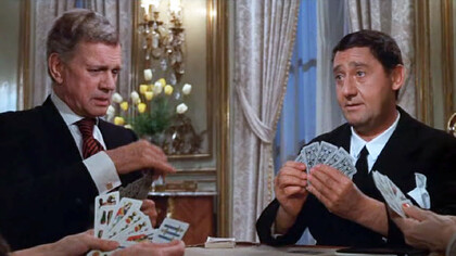 Una scena del film "Lo scopone scientifico" di Luigi Comencini