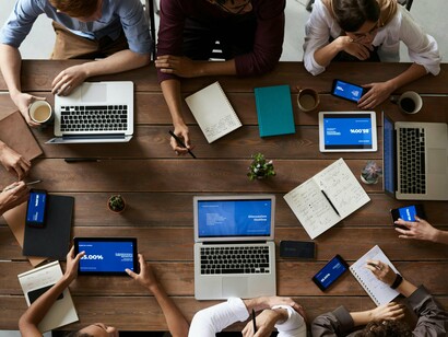 Celulares, tablets e computadores partilham o mesmo espaço de trabalho, refletindo a multiplicidade de estímulos que disputam atenção e comprometem a concentração profunda