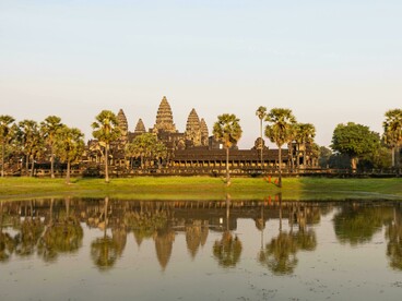 Angkor Wat, Siem Reap, Camboja, visto do outro lado do rio. Infelizmente as obras de destaque de Chuon Nath são mais conhecidas ou disponíveis em Khmer, não têm muitas traduções amplamente publicadas para português ou inglês. Alguns livros sobre ele e coletâneas de seus escritos podem ser encontrados em edições acadêmicas, antologias de literatura budista cambojana ou em bibliotecas universitárias especializadas em estudos do Sudeste Asiático