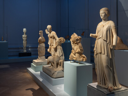 Kykladitisses. Untold stories of women in the Cyclades, exhibition view. Courtesy of the Museum of Cycladic Art