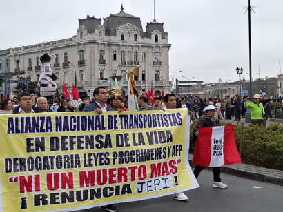 La división entre hombres y mujeres suele ser alimentada por políticos y medios de comunicación que se aprovechan de una narrativa de suma cero, presentando el avance de las mujeres como la causa de problemas sociales más amplios, como la disminución de empleos estables y bien remunerados. Protestas de la Generación Z, 2025. Perú