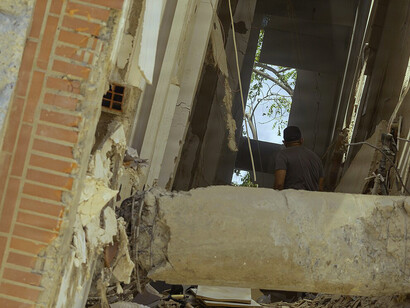 Venezolano camina entre los escombros de un edificio en La Guaira, Venezuela, 28 de junio de 2026