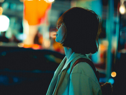 Se siente como una luz verdosa. Y conoce bien el color de la estela que dejan sus pasos, pero no puede acordarse de su nombre. Quizás empiece con “S”