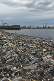 Contaminación en Playa Capurro procedente de los basurales en las orillas de los arroyos Miguelete y Pantanoso, Montevideo, Uruguay