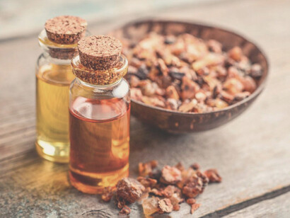 Mirra, muy valorada en la antigüedad, ya que era uno de los componentes para la elaboración de perfumes, ungüentos, medicinas y para diluir tinta en los papiros
