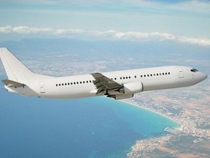 Un avión sobrevolando la costa