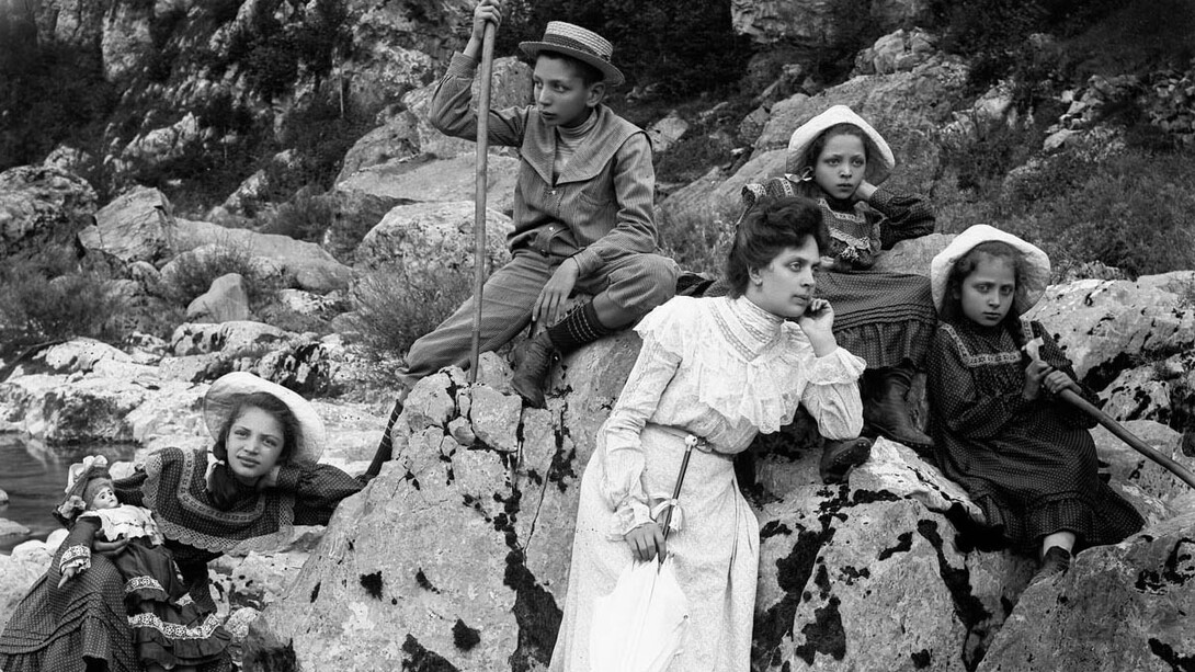 Ritratto di donna con figli (dettaglio), 1890-99. Cortesia dell’Università Iuav di Venezia © Eugenio Goglio. Museo delle storie di Bergamo