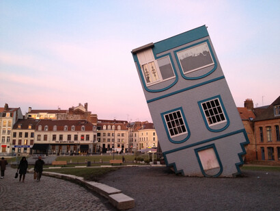Lille France, Sculpture La Maison Tombée du Ciel