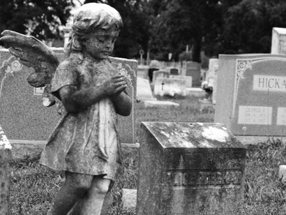 Cimitero con piccolo angelo con le mani giunte di Diane Helentjaris