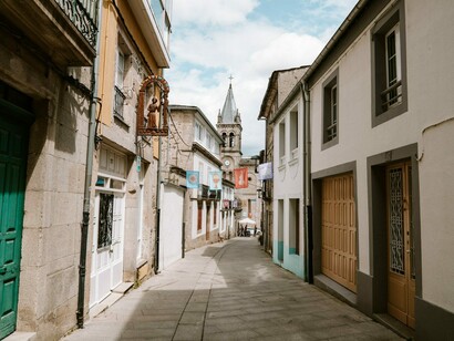 Nuestro viaje empezó en Madrid, de ahí cogimos un tren con destino a Sarria (Lugo). Iglesia de Santa Mariña, Sarría, Galicia, España