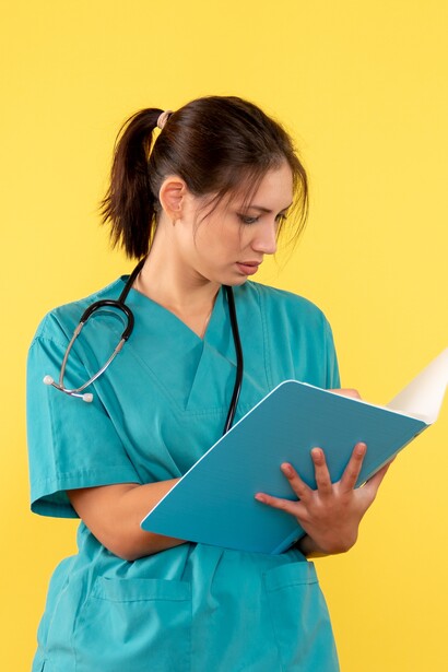 Ignorare la consulenza medica professionale a favore di soluzioni trovate online può ritardare cure essenziali, con conseguenze potenzialmente gravi per la salute