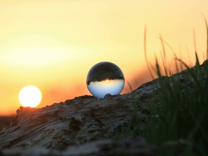 Palla di vetro che riflette la luce del tramonto