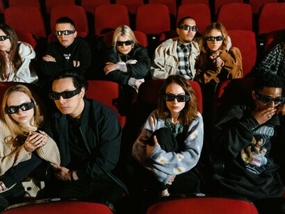 Pessoas assistem a filme 3D em sala de cinema. Os efeitos estão começando a se tornar mais entediantes do que realmente interessantes, já que tudo hoje em dia pode ser feito digitalmente, muitas vezes atores trabalham apenas em frente a fundos verdes