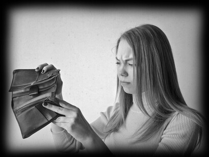 Moça jovem revisa sua carteira