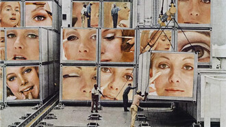 Martha Rosler, Cargo Cult (fotomontaje, detalle), ca. 1966–72. La violencia juvenil, amplificada por las redes y sostenida por la ausencia adulta, se transforma en espectáculo, litigio y símbolo de una fractura generacional más profunda