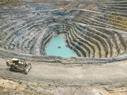 ¿Y el contacto del que hablaba Luis en el gobierno? Seguro que les será útil para nuevas concesiones. Los economistas están convencidos de las ventajas que dejará esta minería de gran porte en el país