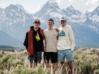 Libri, poesie. Alla fine in questa vita l’unica possibilità che abbiamo di costruire un senso è quella di spaccare il nostro guscio individualista e sacrificare un pezzetto di indipendenza per intessere una rete di rapporti