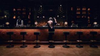 Con The Substance (2024), Coralie Fargeat combina body horror y sátira para criticar los estándares de belleza y el edadismo en Hollywood a través de la historia de una actriz que lucha por su identidad