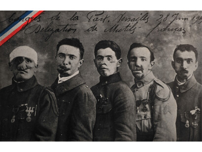 Five facially disfigured soldiers present at the signing of the Treaty of Versailles on 28 June 1919, Postcard, printed paper, Péronne, Historial de la Grande Guerre, © Historial de la Grande Guerre-Péronne, Photo Yazid Medmoun
