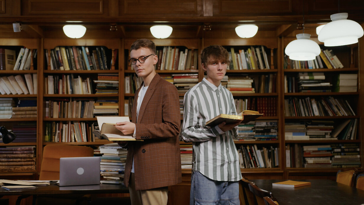 Holding books that symbolise knowledge and potential, these students embody the university’s mission to cultivate leaders capable of addressing global challenges