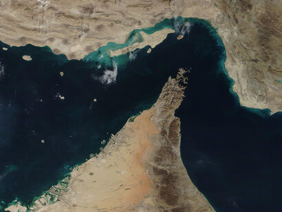 Las escarpadas y áridas montañas de la península de Musandam se adentran en el estrecho de Ormuz,  entre Irán  y Omán y los Emiratos Árabes Unidos, por donde las aguas del golfo de Omán desembocan en el golfo Pérsico. Khasab, en Omán, la principal ciudad situada en el extremo de la península de Musandam, se encuentra a solo 65 km de la ciudad iraní de Bandar Abbas. 2018. Estrecho de Ormuz