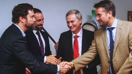 José Antonio Kast saluda a representantes del partido conservador Vox de España