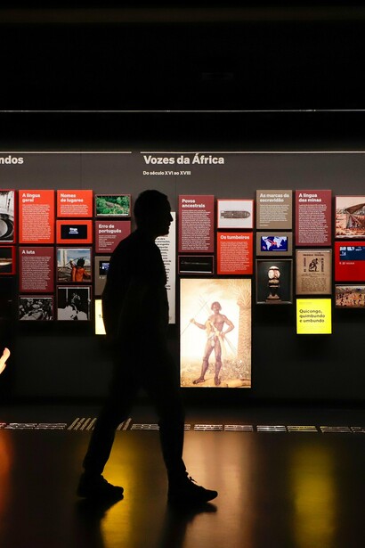 Visitante percorre a exposição "Vozes da África", que destaca a influência africana na formação da língua portuguesa falada no Brasil. O português é resultado de encontros históricos e culturais que também ajudaram a moldar seu vocabulário. Painel expositivo no Museu da Língua Portuguesa, Praça da Luz, São Paulo, SP, Brasil