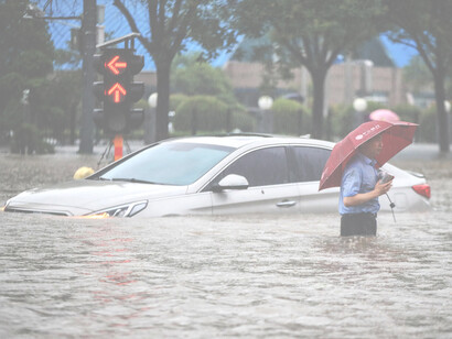 Tutto ha inizio con il buio assoluto e l'acqua