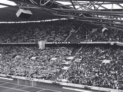 Les tribunes du Celtic Park en Écosse lors d’un Old Firm avec à gauche, les supporters du Celtic FC ; à droite, ceux des Rangers FC, deux mémoires face à face dans un même stade