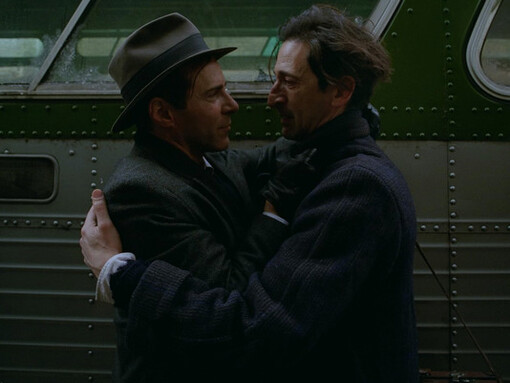 Il film di Brady Corbet si distingue per la sua estetica raffinata, una fotografia mozzafiato e una regia che mescola eleganza viscontiana e intensità alla Paul Thomas Anderson. Adrien Brody e Alessandro Nivola in una scena del film