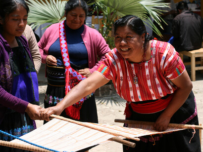 Ángela Pérez Gómez webt auf einem Webstuhl mit Annatto (Bixa Orellana). Museo Na Bolom, San Cristóbal de las Casas, Chiapas. Mit freundlicher genehmigung des Weltmuseums Wien © Carlos Barrera Reyes, 2019