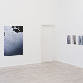 Peter Piller, Bürgerliche dämmerung (Civil twilight), exhibition view. Courtesy of Galerie Barbara Wien