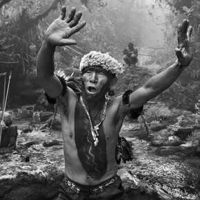 Sebastião Salgado, Yanomami shaman performing a ritual before the climb to Pico da Neblina. Avec la courtoisie de Tour & Taxis