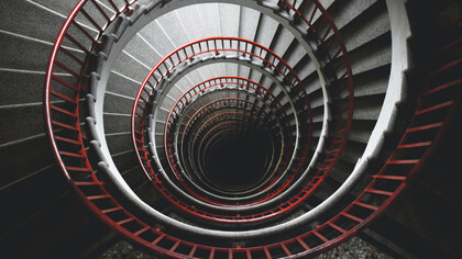 Escaleras en espiral que tiendan al infinito, repitiendo un patrón sin fin