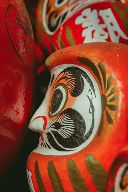 En las tiendas típicas de artesanías japonesas se exhiben Darumas de varios tamaños