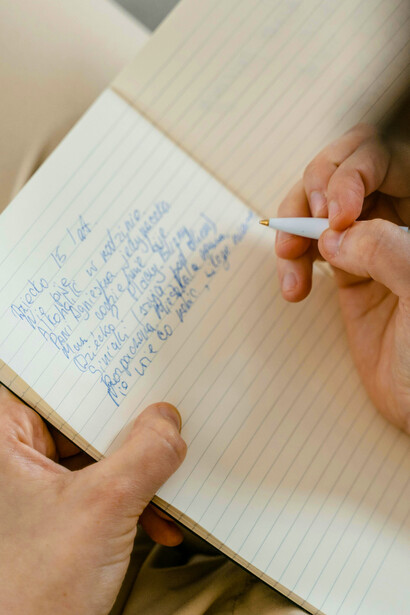 Muchos autores combinan ambos enfoques, integrando planificación y espontaneidad para enriquecer sus textos