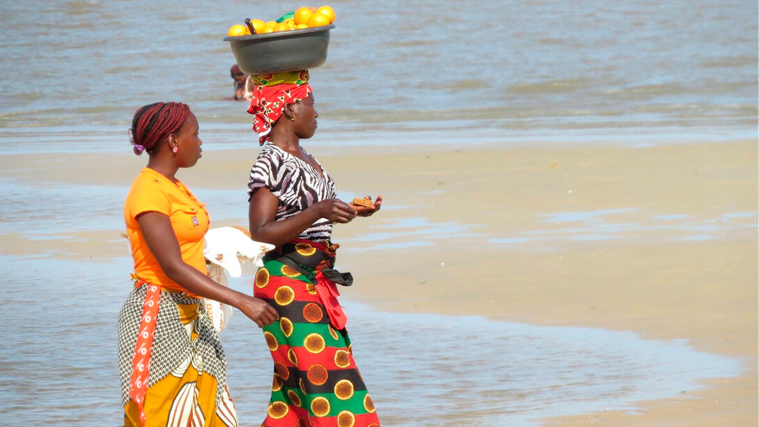 Mulheres moçambicanas. Moçambique, situado na costa sudeste da África, é uma nação que carrega consigo uma rica e diversificada herança cultural