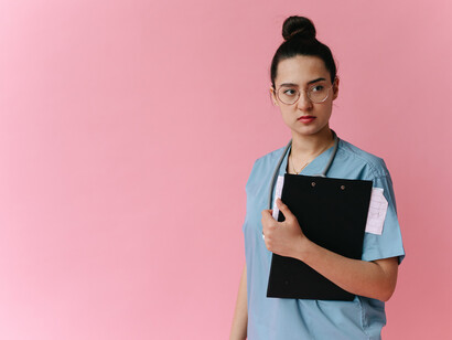 Cura. Il curante impara presto a utilizzare non la classica anamnesi ma le storie, più pertinenti ad un contesto popolato di attori e di eventi in stretta interazione, di soggettività ed oggettività, emozioni e percezioni, memorie di percorsi insieme biologici e biografici