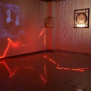 El hilo rojo infinito, 2024. Instalación. Blanca Fontanarrosa. Galería Nacional, Costa Rica. Foto AKEZ