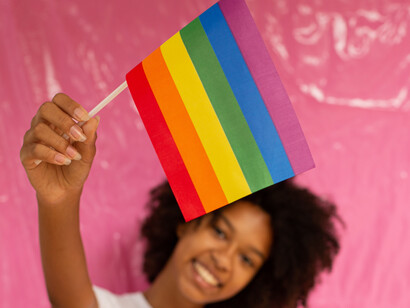 A Parada LGBTQIAPN+ hoje em dia é super diversa e repleta de pessoas da comunidade e também quem não pertence a comunidade