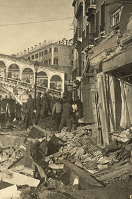 Venezia, Rialto, Fondamenta del Ferro. Veduta della Birreria Spiess distrutta in seguito alla trentottesima incursione aerea. Stampa alla gelatina, 26-27 febbraio 1918