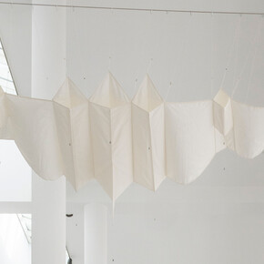 Los pájaros-cometas de Aurèlia Muñoz, vista de exhibición. Cortesía del Museu d’Art Contemporani de Barcelona (MACBA)