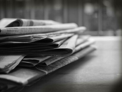 Pila di quotidiani: "La capacità di valutare l’attendibilità di ciò che leggiamo, ascoltiamo o vediamo è diventata una competenza civica fondamentale"
