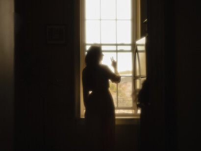 En la literatura y el arte, la oscuridad suele asociarse con el misterio, lo desconocido y el reino de lo subconsciente