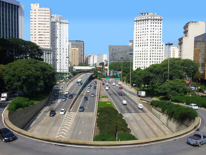 Foto atual do Viaduto do Chá em São Paulo, Brasil, e o paisagismo verde de Rosa Kliass conservado pela prefeitura da cidade