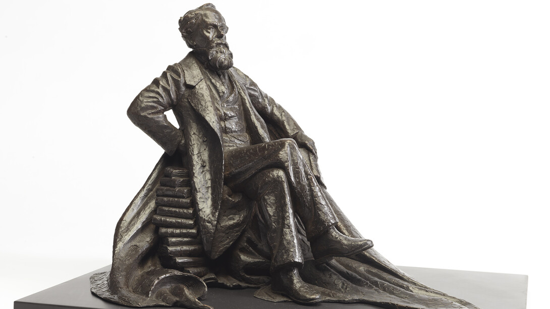 Martin Jennings, Charles Dickens maquette, 2017, Bronze on slate base, 35x54x40cm © the artist, courtesy Shapero Modern