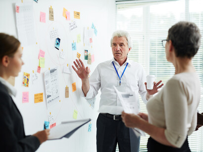 Le directeur souligne l’approche globale : intégrer dirigeants, sous‑traitants et activités dans l’analyse du risque économique