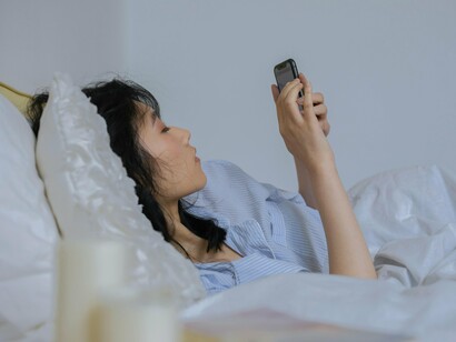 Por isso tanta gente vive em estado de hipervigilância. Aquela sensação de prontidão cansada, como se algo estivesse sempre prestes a acontecer. Mas nada acontece. E é justamente esse espaço, esse vácuo entre expectativa e realidade, que desgasta, corrói, cansa. Um desgaste emocional que não tem forma, não tem nome, mas pesa como se tivesse